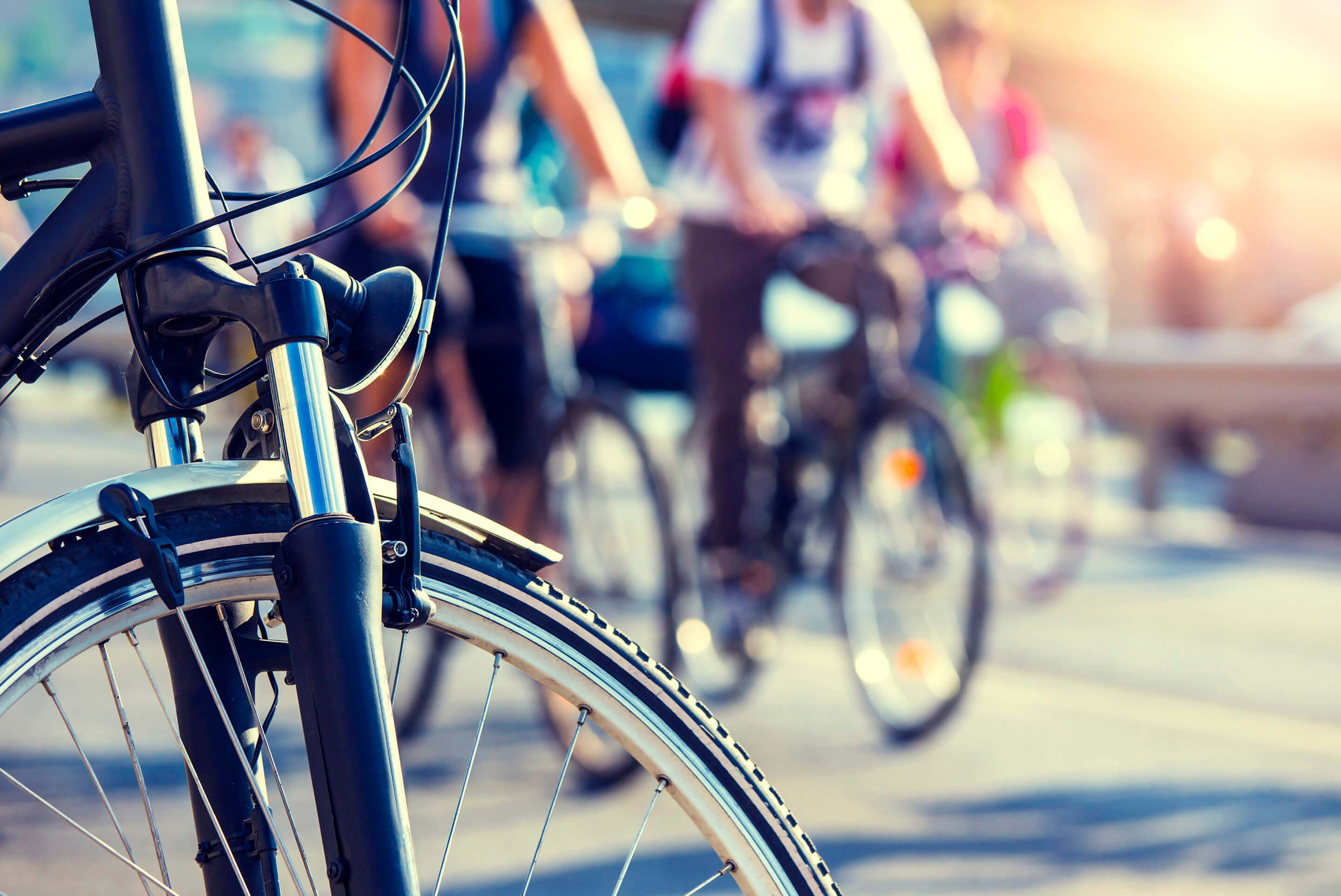 10-conseils-pour-partager-la-route-a-velo roue de vélo en premier plan