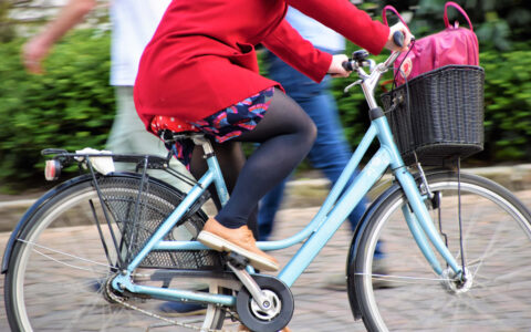 femme sur vélo bleu