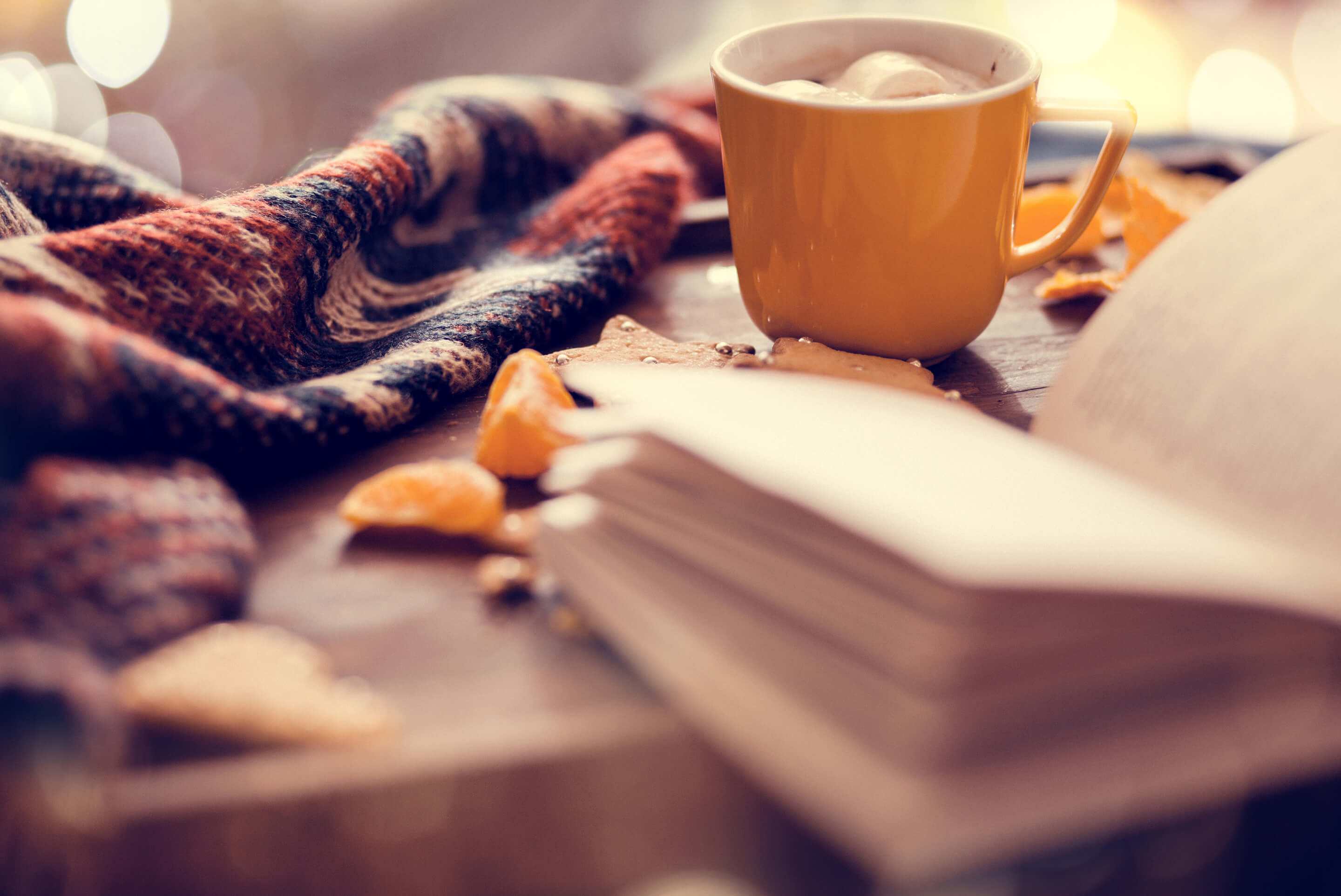 tasse de chocolat chaud livre et mandarine