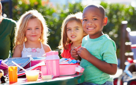 enfants autour de boites à lunch