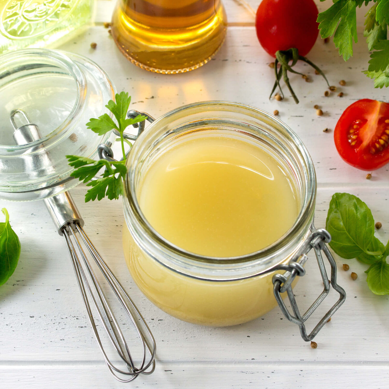 pot de vinaigrette et tomates et herbes fraiches