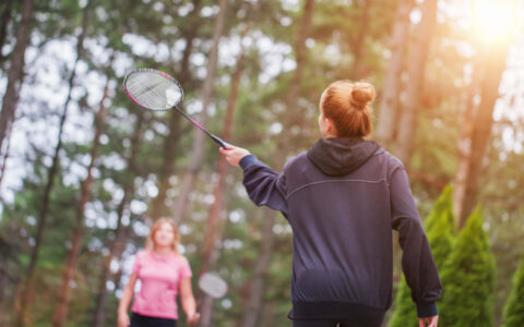 femmes jouent au badminton