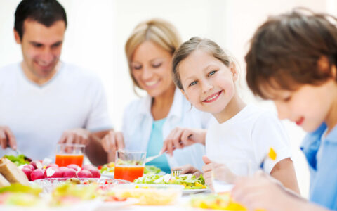 famille qui mange autour d'une table