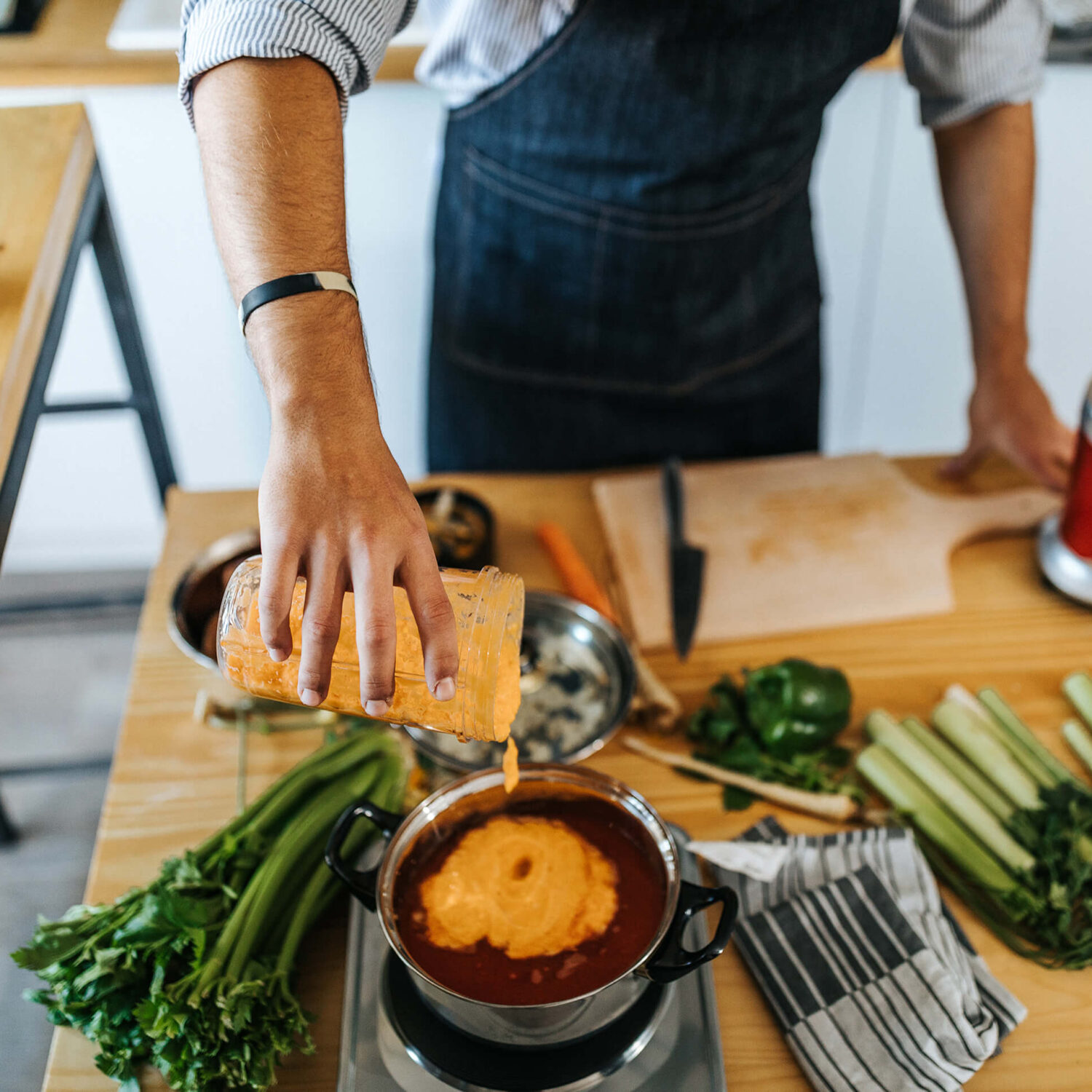 homme qui prépare un repas