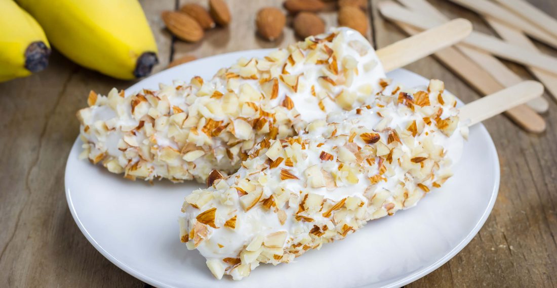 2 glaces banane du grand nord sur une assiette blanche