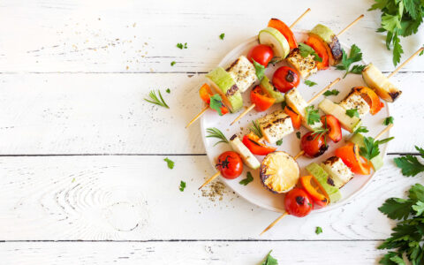 brochettes de tofu et légumes dans assiette