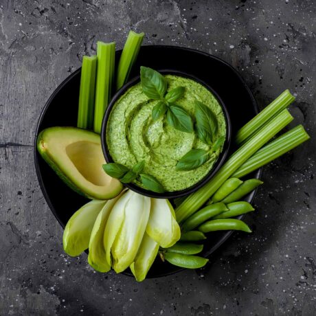 assiettes de légumes verts et trempette