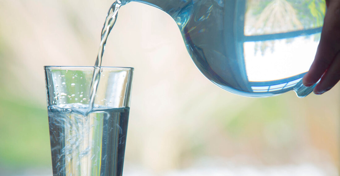 carafe et verre d'eau