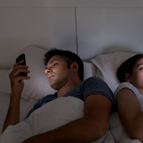 couple au lit avec leurs téléphones