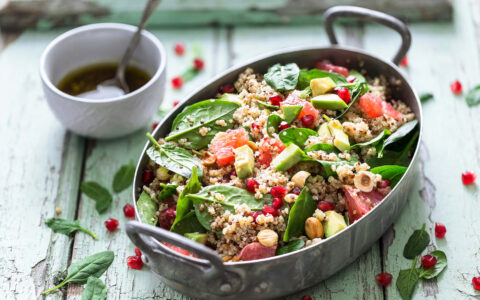 salade dans un plat et vinaigrette