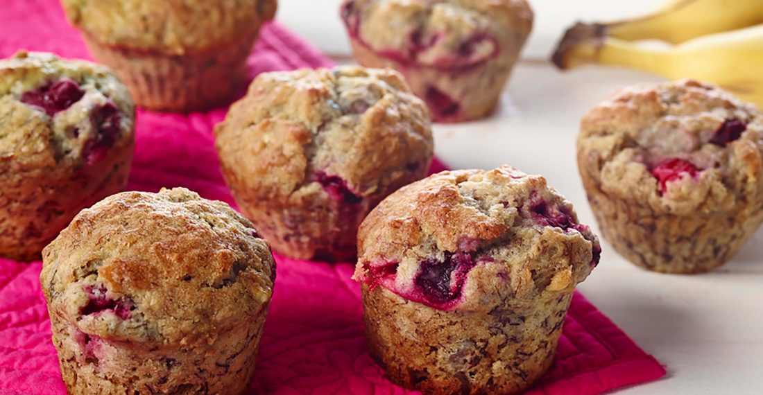 muffins aux fruits rouges sur une serviette rose