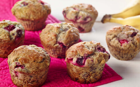 muffins aux fruits rouges sur une serviette rose