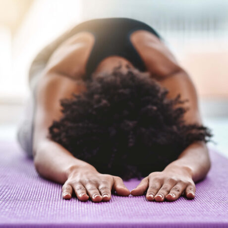 femme faisant une posture de yoga