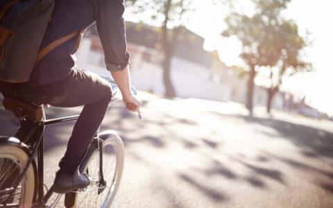 homme en vélo dans la rue