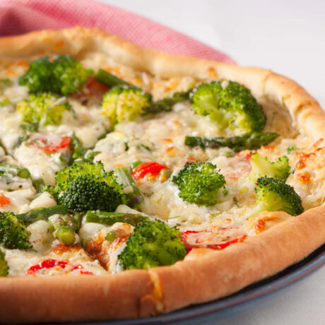 pizza végétarienne avec brocoli et mozzarella