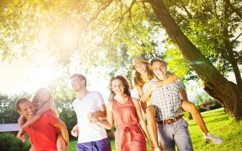 groupe d'amis dans un parc