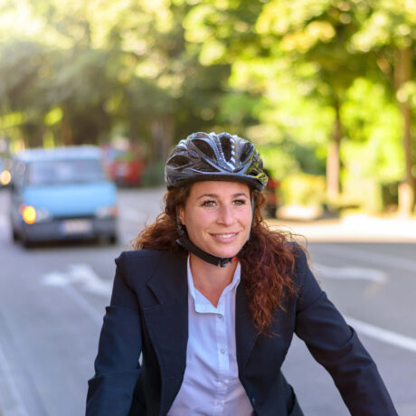 femme en vélo en ville