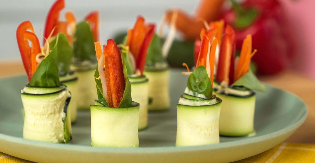 roulés de légumes croquants sur assiette grise