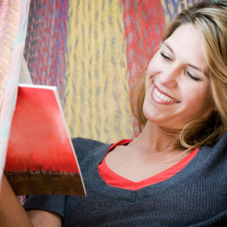 femme qui lit un livre dans un hamac