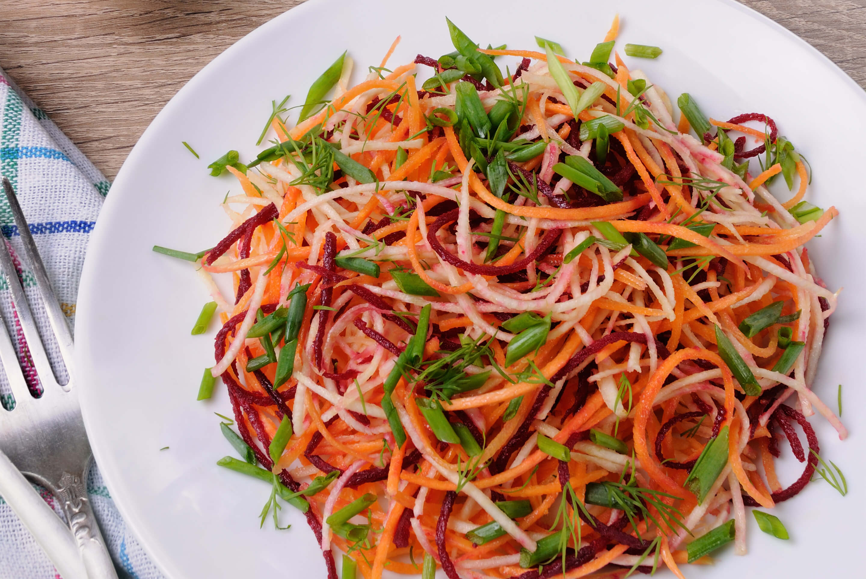 Salade colorée de légumes-racines