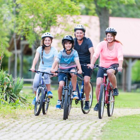 famille en vélo dans un parc