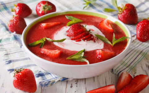 soupe de fraise dans bol blanc