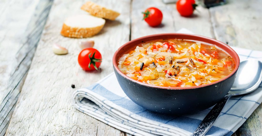 bol de soupe aux légumes et au riz sauvage sur serviette