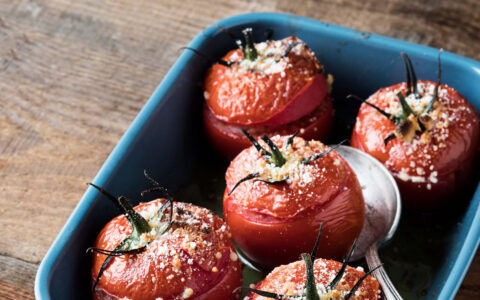 plat de tomates farcies et cuillère