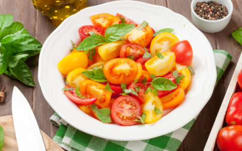 assiette de salade de tomate
