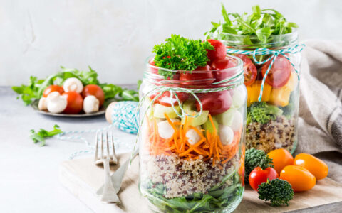 pots de salade quinoa et légumes verts