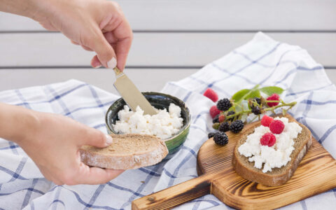 tranches de pain et ricotta sur planche