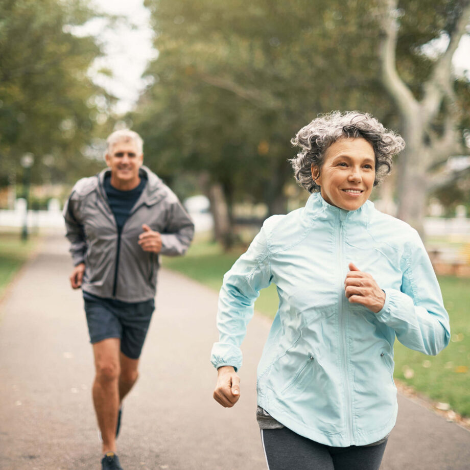homme et femme faisant un footing dans un parc