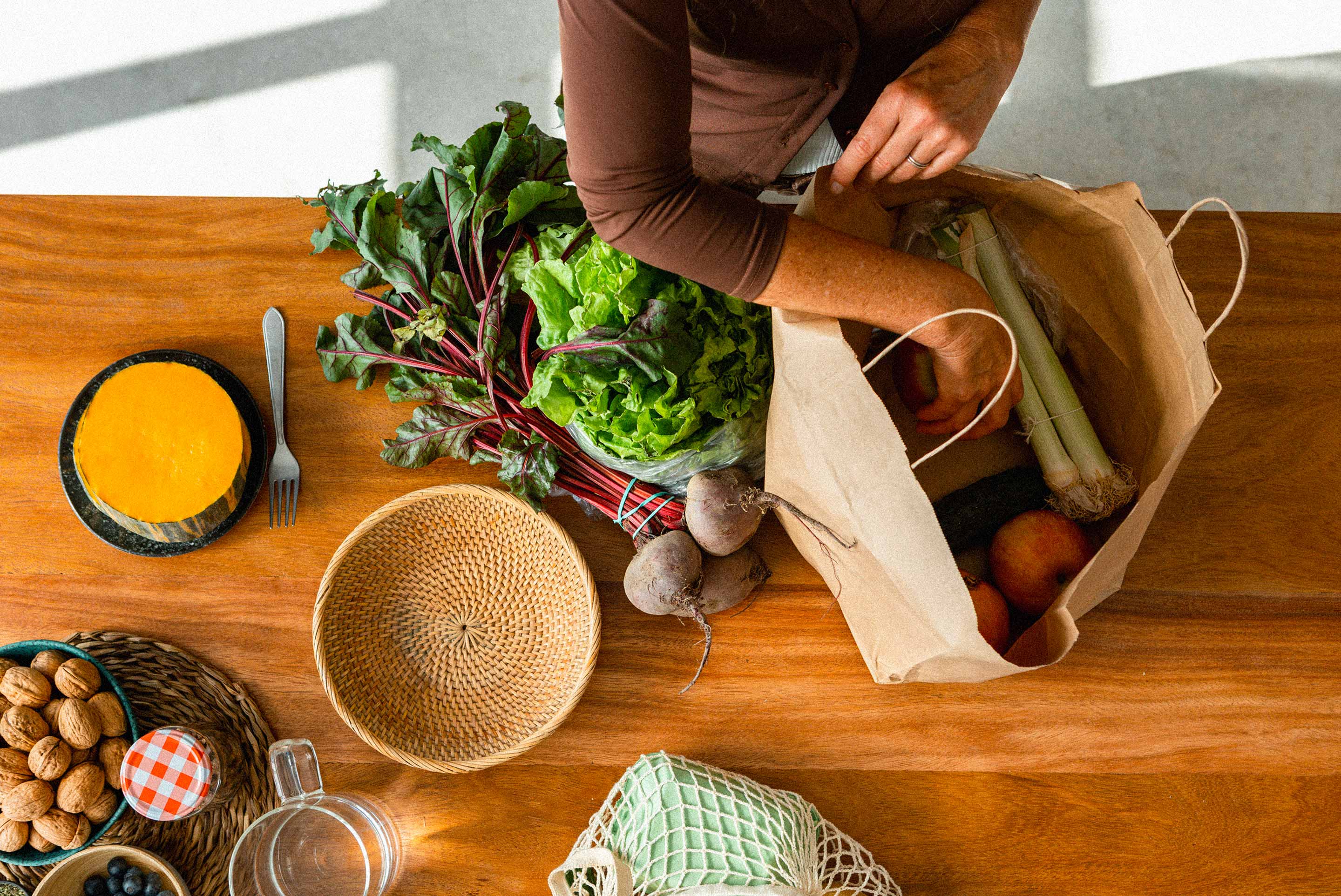 comment-conserver-légumes-fruits-longtemps sac en papier, bol et légumes