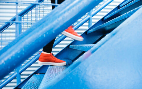 marches d'escalier chaussures oranges