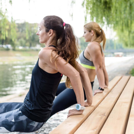 femmes faisant des exercices au bord de la rivière