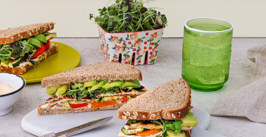 Sandwich au halloumi et aux légumes grillés