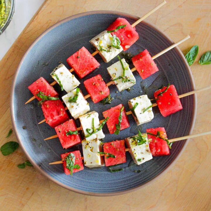 Brochettes de halloumi et de melon d’eau grillés