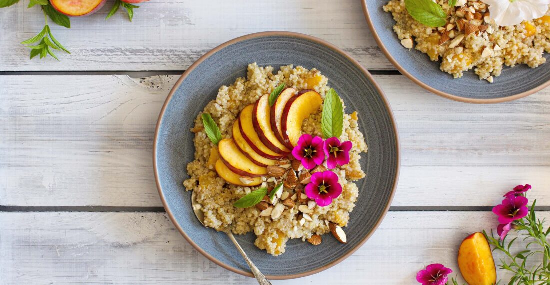 Bol-déjeuner de quinoa pêches et cardamone