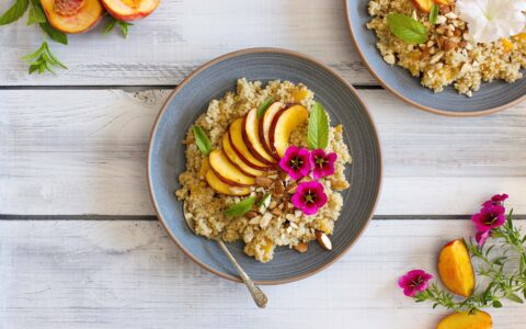 Bol-déjeuner de quinoa pêches et cardamone