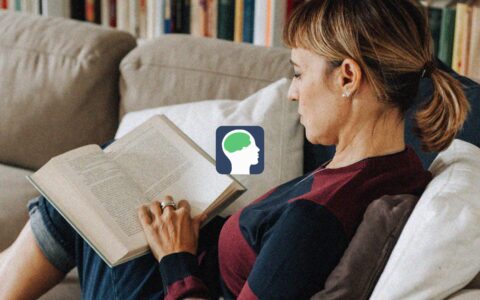 femme qui lit sur un divan