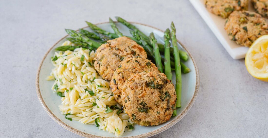Croquettes de saumon, orzo au citron et asperges
