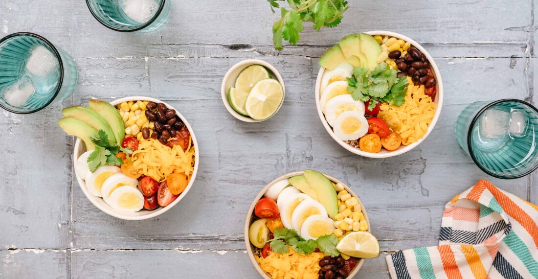 Bol de quinoa végétarien à la mexicaine