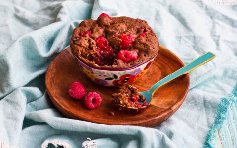 gâteau chocolat framboises dans une tasse