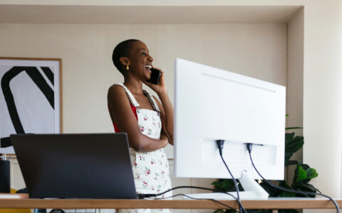 femme debout devant un bureau