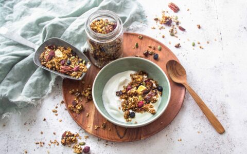 bol de yogourt avec granola