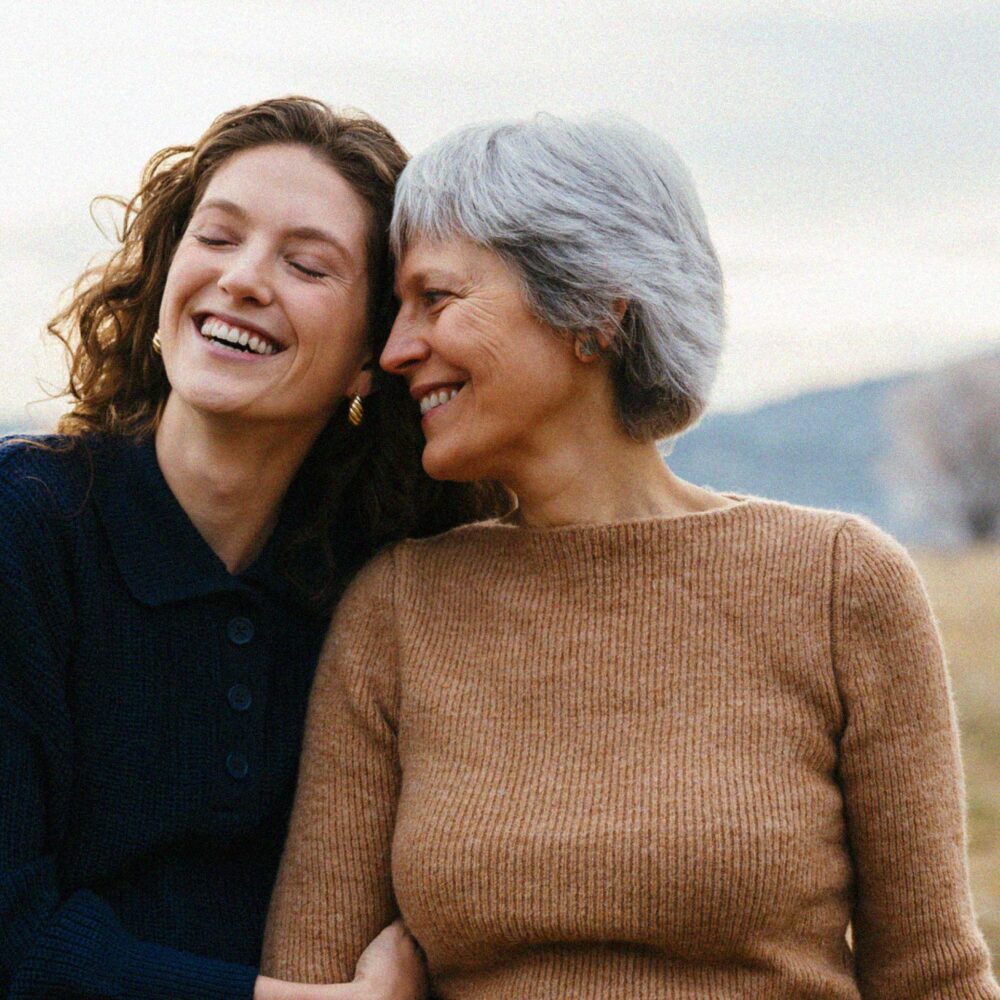 deux femmes souriantes