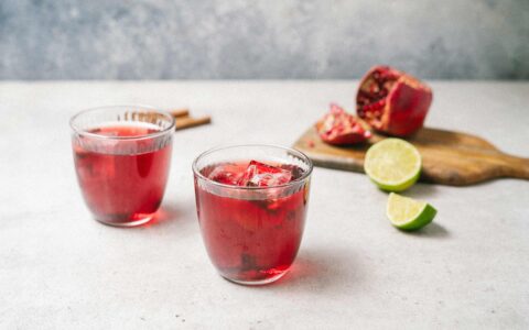 deux verres de mocktail avec grenade et lime