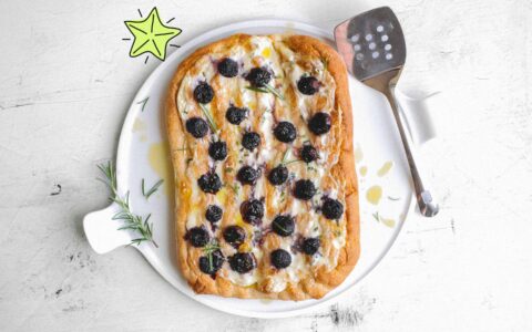 Pain naan au mascarpone, romarin et raisins