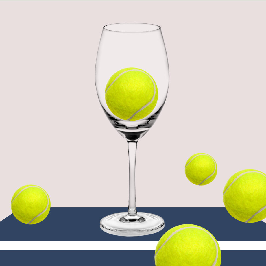 coupe de vin et balles de tennis