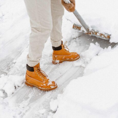 personne qui pellette de la neige